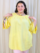 Bluzka plus size z falbanami na rękawach – lekka i kobieca forma na co dzień i okazje Stylowa XL