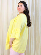 Bluzka plus size z falbanami na rękawach – lekka i kobieca forma na co dzień i okazje Stylowa XL