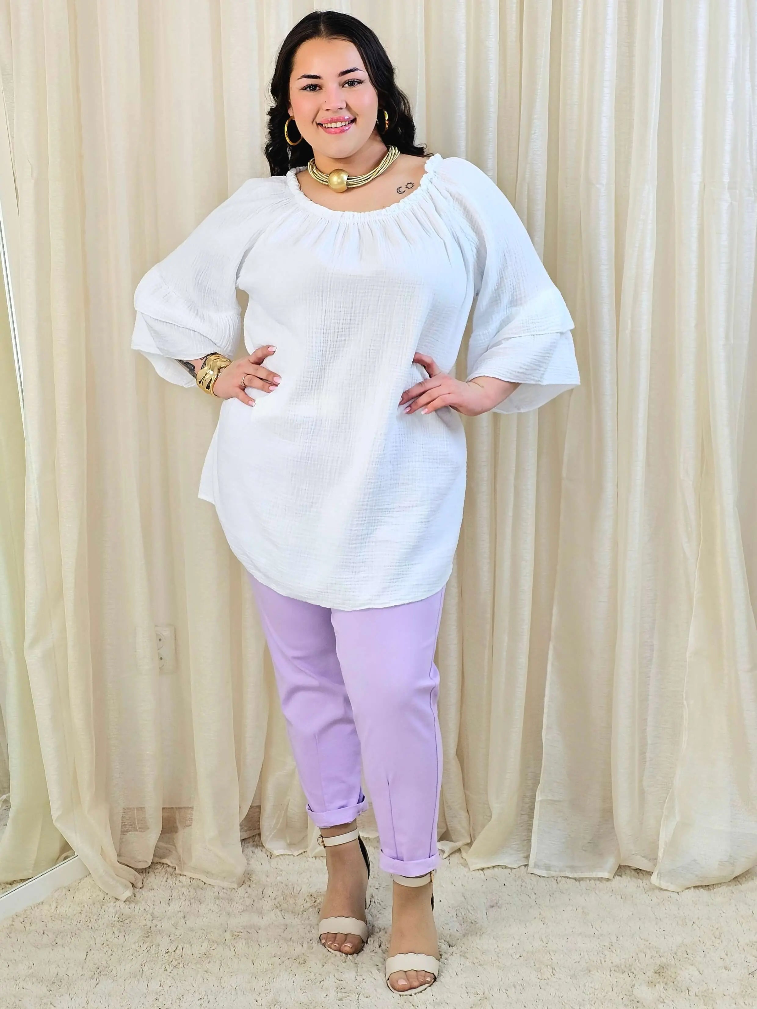 Bluzka plus size z falbanami na rękawach – lekka i kobieca forma na co dzień i okazje Stylowa XL