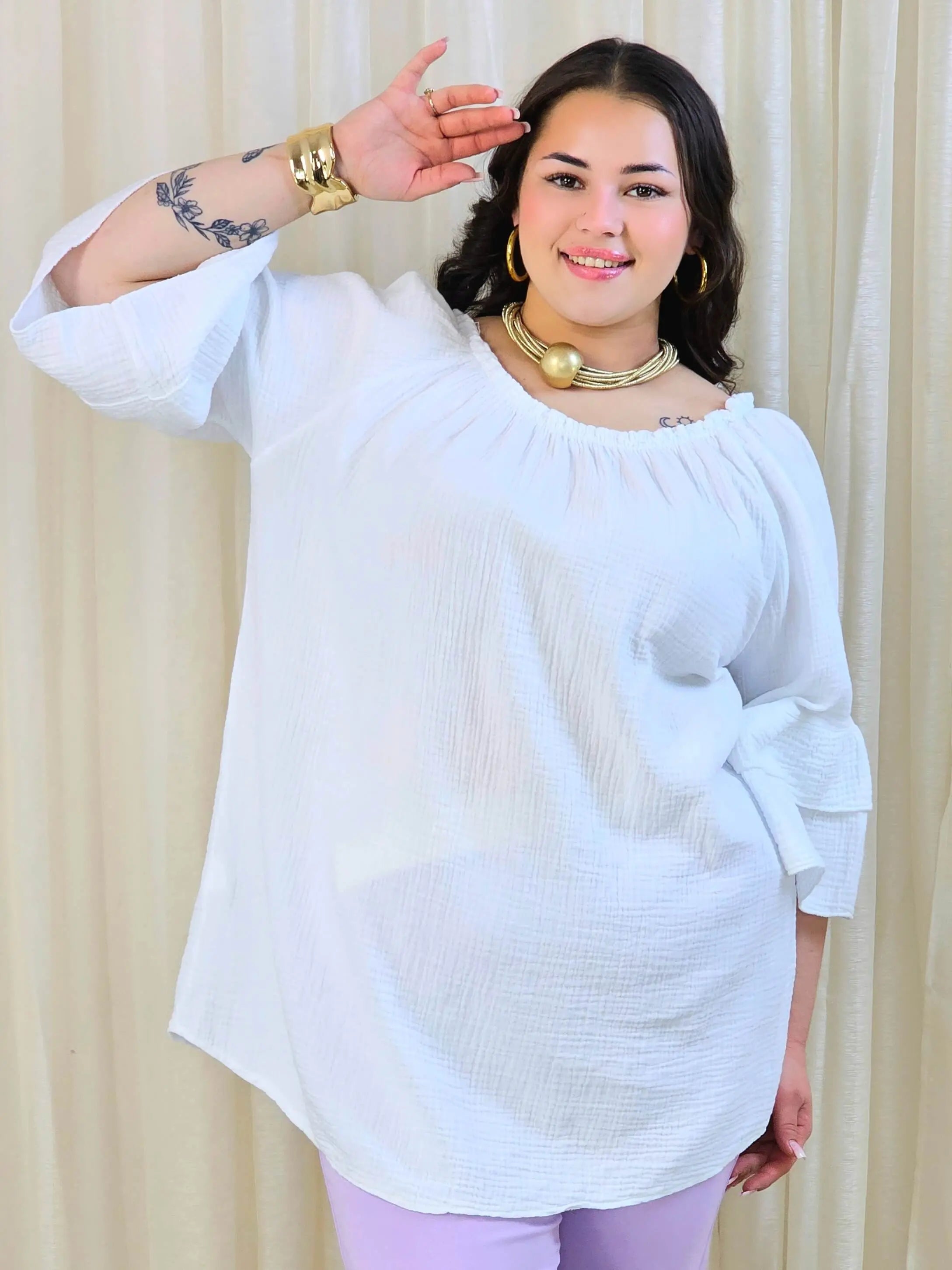 Bluzka plus size z falbanami na rękawach – lekka i kobieca forma na co dzień i okazje Stylowa XL