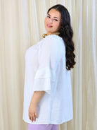 Bluzka plus size z falbanami na rękawach – lekka i kobieca forma na co dzień i okazje Stylowa XL