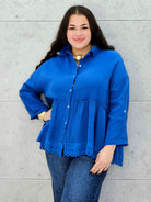 Bluzka plus size z haftowanym dołem – lekka, kobieca i stylowa Stylowa XL