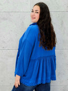 Bluzka plus size z haftowanym dołem – lekka, kobieca i stylowa Stylowa XL