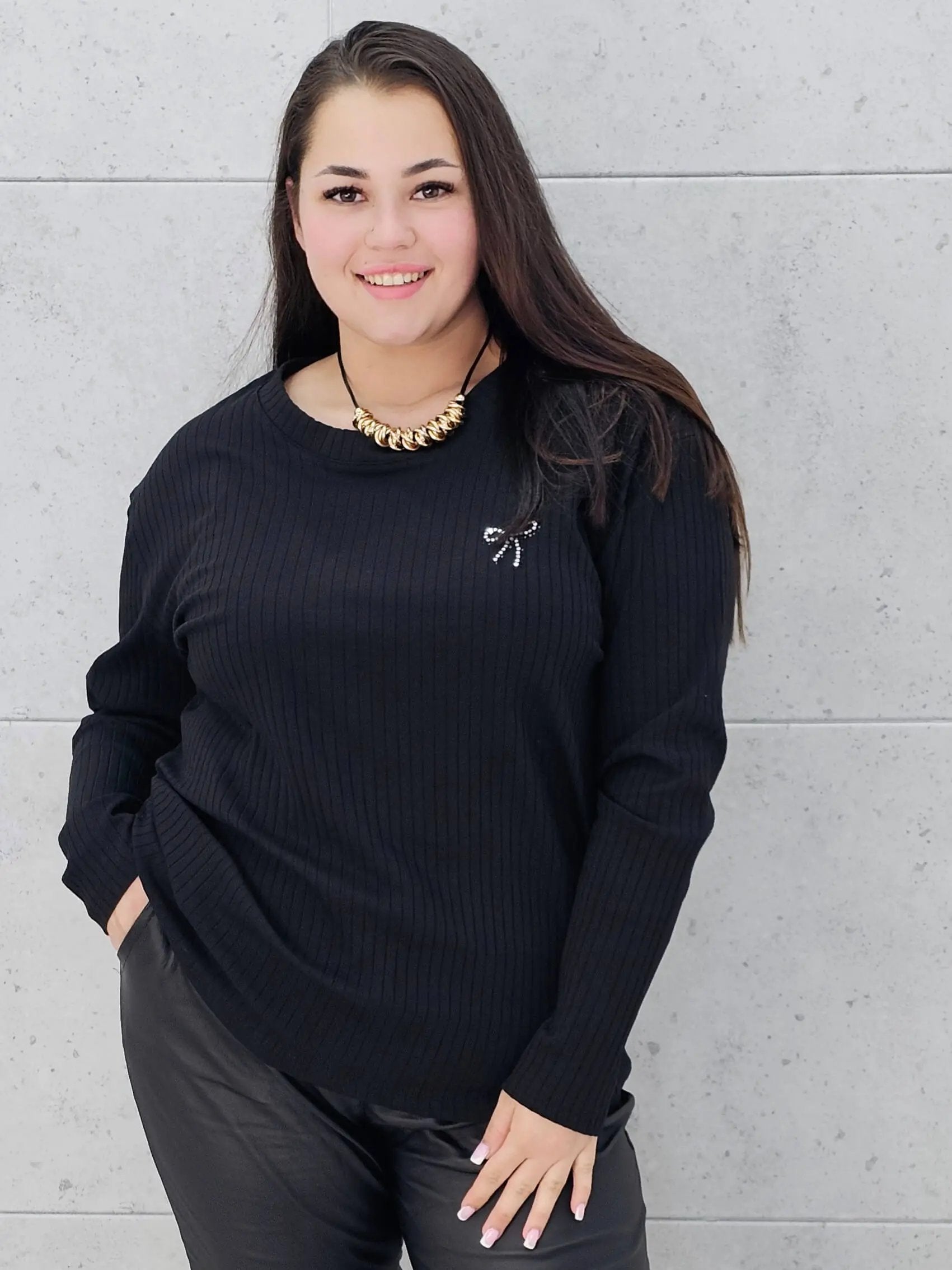 Bluzka plus size z kokardką – elegancka i wygodna propozycja dla każdej sylwetki Stylowa XL