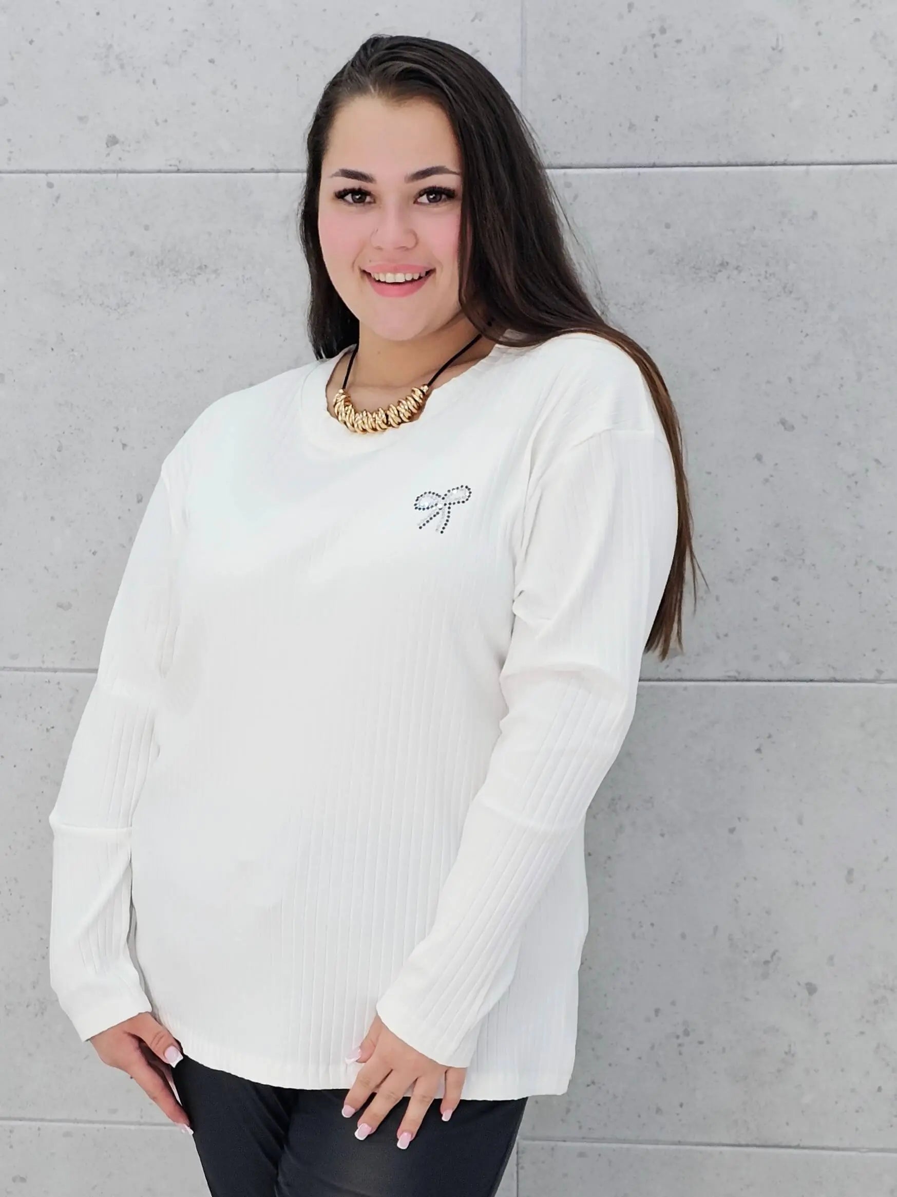 Bluzka plus size z kokardką – elegancka i wygodna propozycja dla każdej sylwetki Stylowa XL