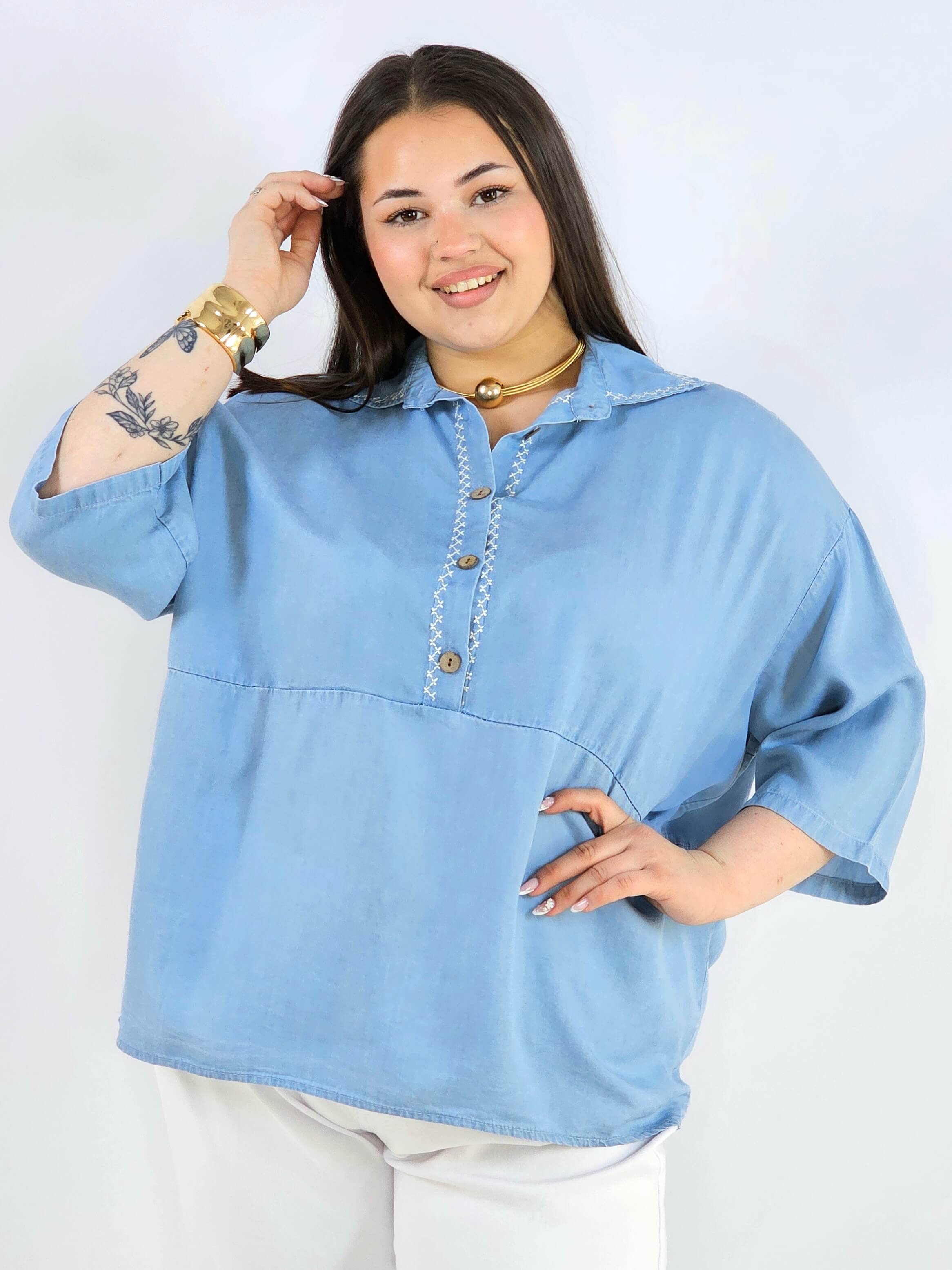 Bluzka plus size z kołnierzykiem i guziczkami XXL – luźny styl Stylowa XL