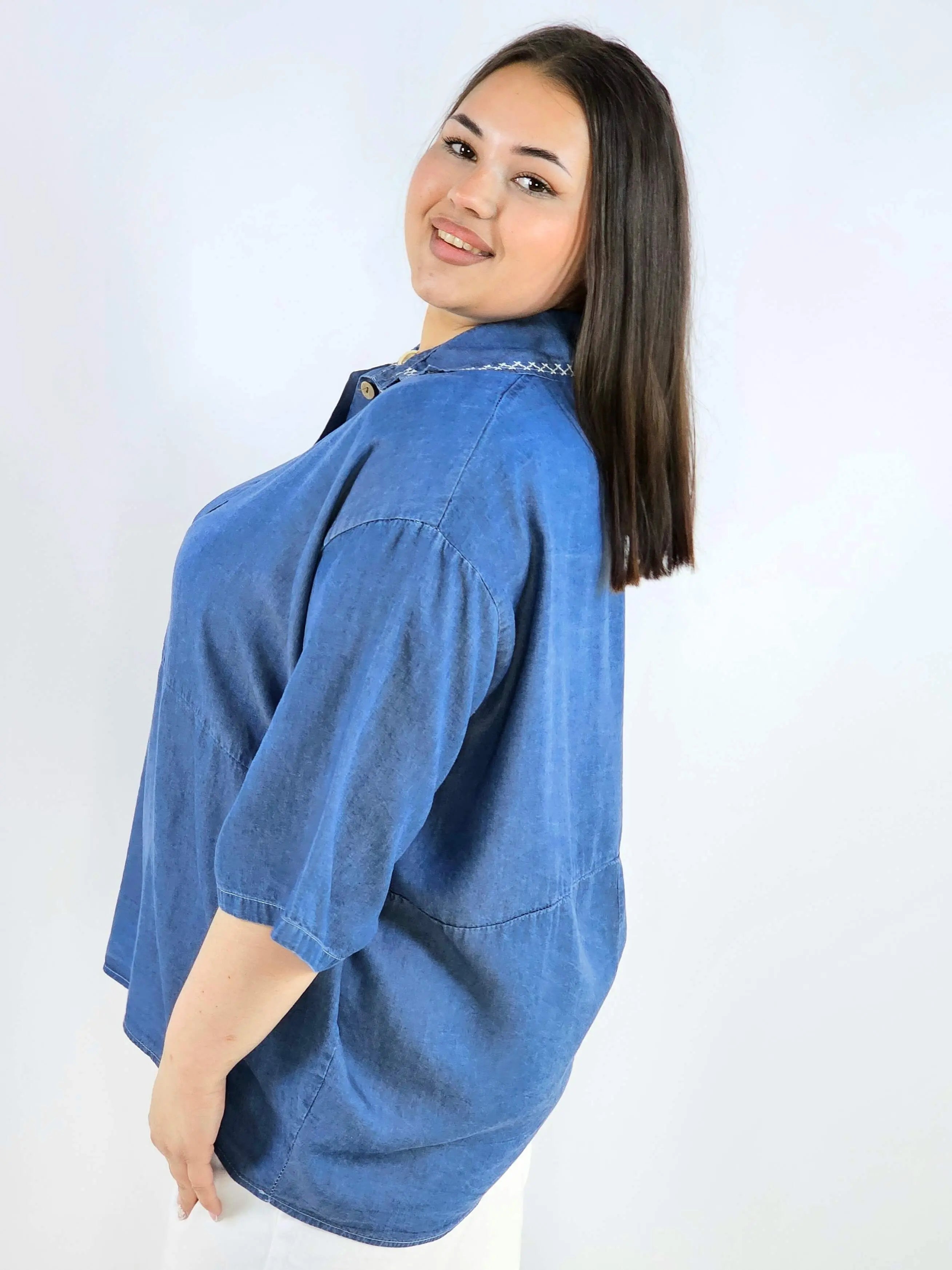Bluzka plus size z kołnierzykiem i guziczkami XXL – luźny styl Stylowa XL