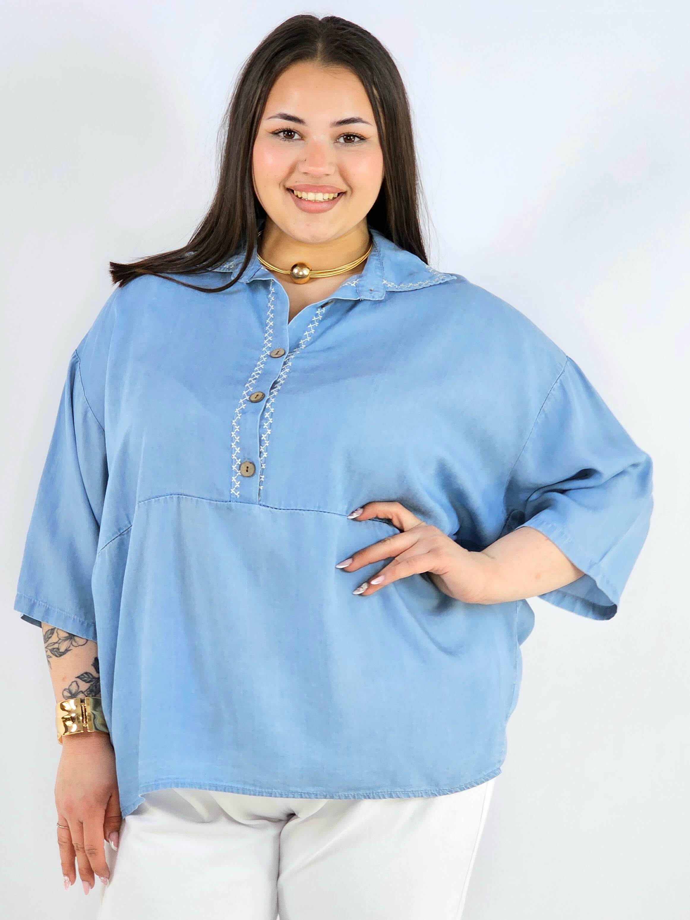 Bluzka plus size z kołnierzykiem i guziczkami XXL – luźny styl Stylowa XL