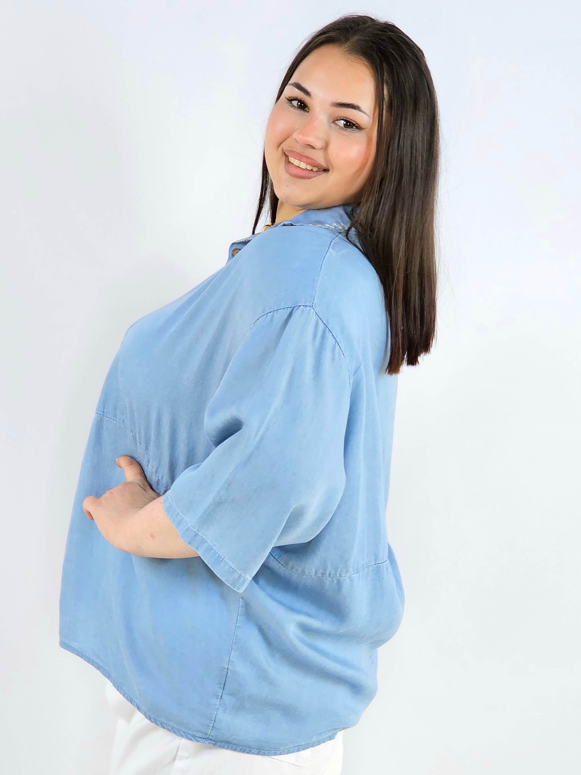 Bluzka plus size z kołnierzykiem i guziczkami XXL – luźny styl Stylowa XL