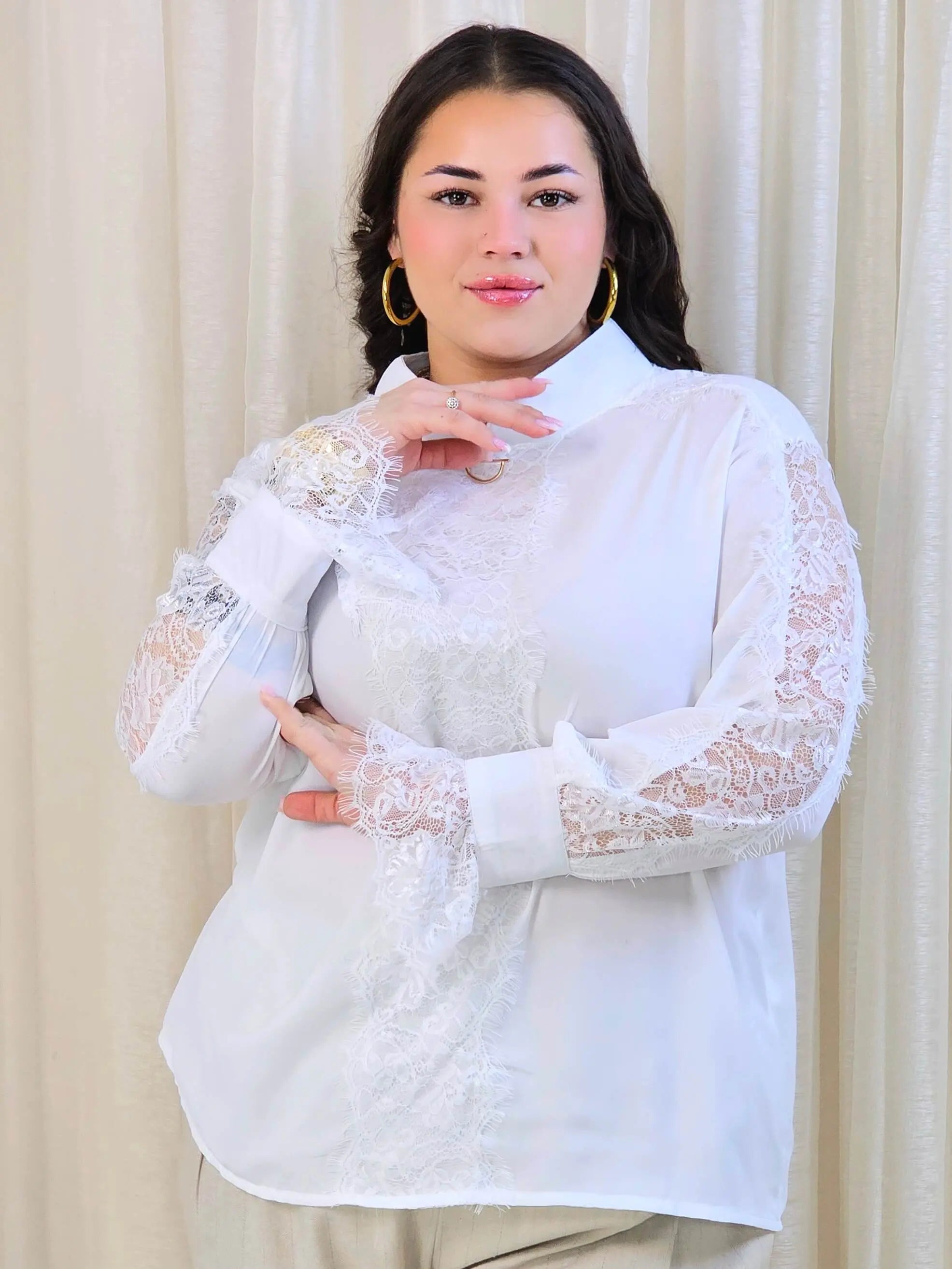 Bluzka plus size z koronką i ozdobnym zapięciem – elegancja i komfort Stylowa XL