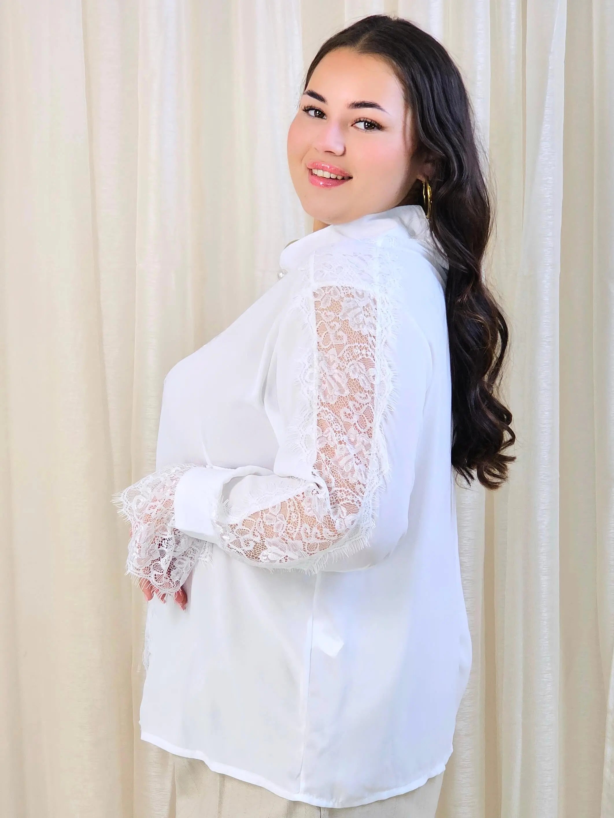 Bluzka plus size z koronką i ozdobnym zapięciem – elegancja i komfort Stylowa XL