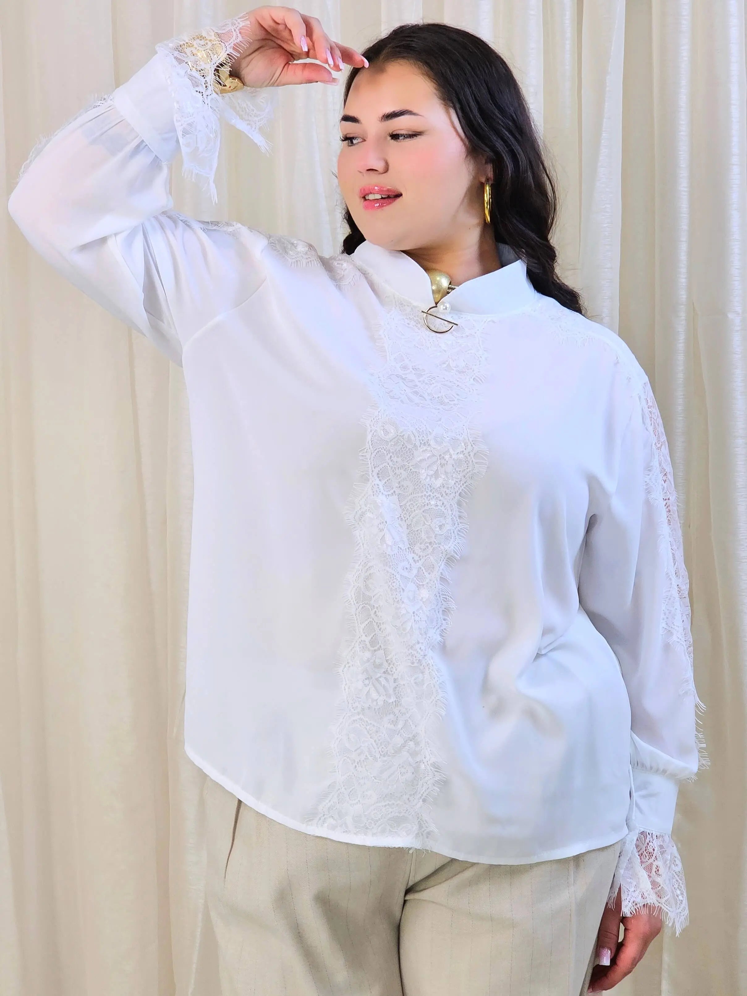 Bluzka plus size z koronką i ozdobnym zapięciem – elegancja i komfort Stylowa XL
