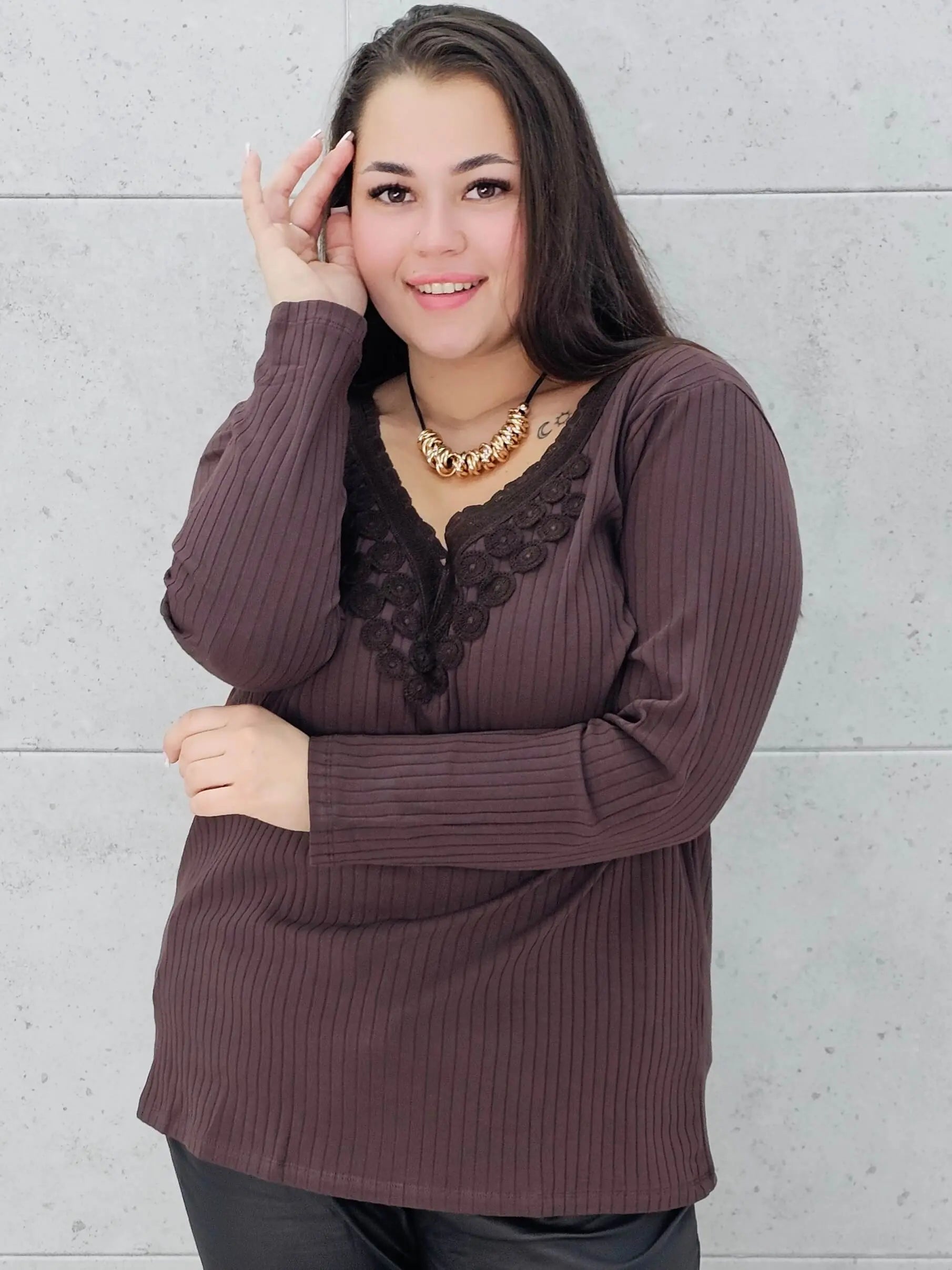 Bluzka plus size z koronkowym dekoltem – elegancja i komfort w jednym! Stylowa XL