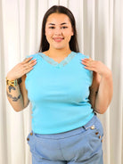 Bluzka plus size z koronkowym dekoltem – kobiecy top XXL do stylizacji codziennych i eleganckich Stylowa XL