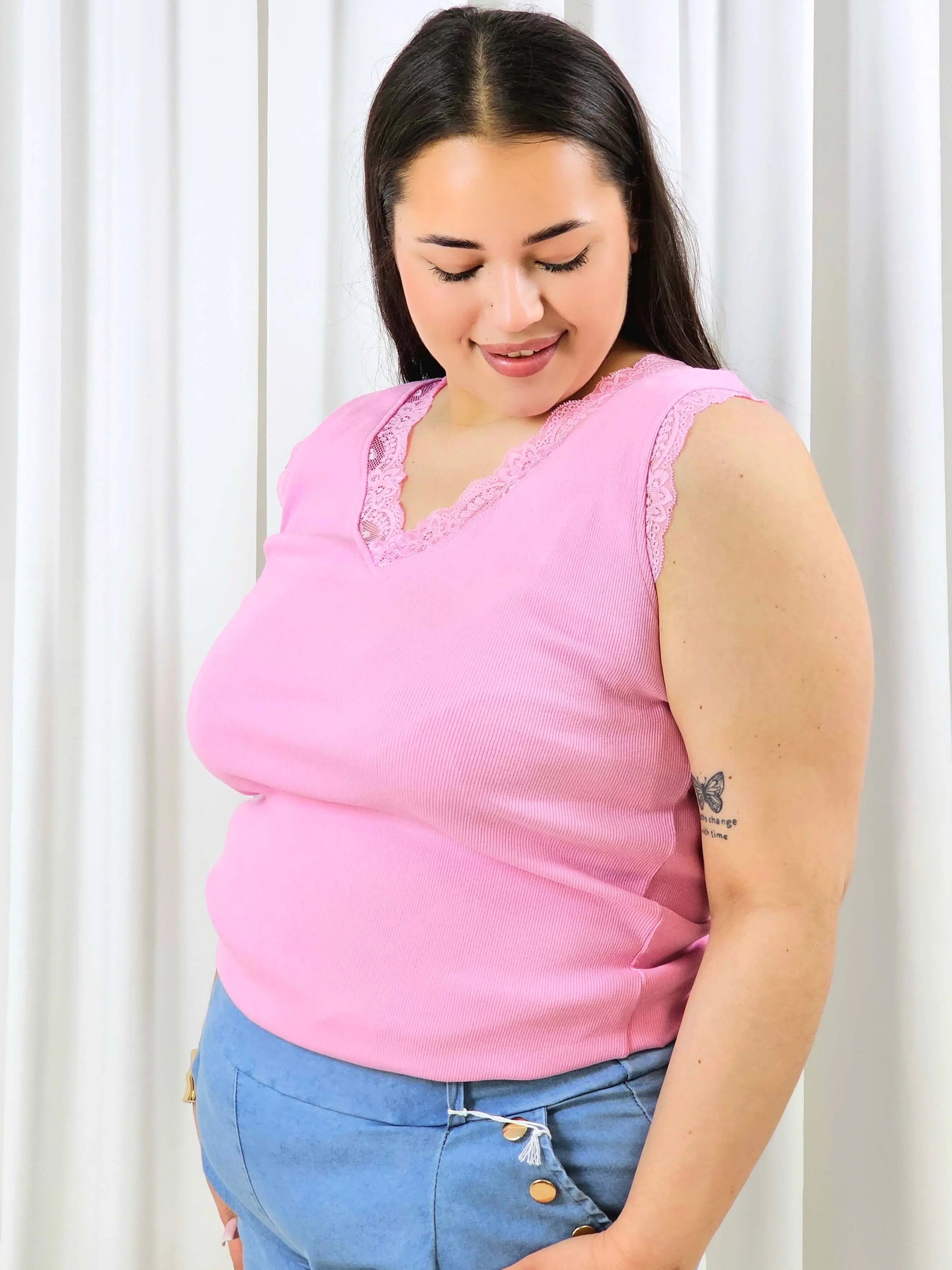 Bluzka plus size z koronkowym dekoltem – kobiecy top XXL do stylizacji codziennych i eleganckich Stylowa XL