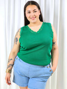 Bluzka plus size z koronkowym dekoltem – kobiecy top XXL do stylizacji codziennych i eleganckich Stylowa XL