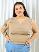 Bluzka plus size z koronkowym dekoltem – kobiecy top XXL do stylizacji codziennych i eleganckich Stylowa XL