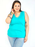 Bluzka plus size z koronkowym dekoltem – kobiecy top XXL do stylizacji codziennych i eleganckich Stylowa XL