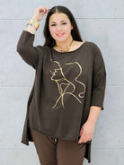 Bluzka plus size z nadrukiem kobiety w kapeluszu – modna propozycja dla kobiet XXL Stylowa XL