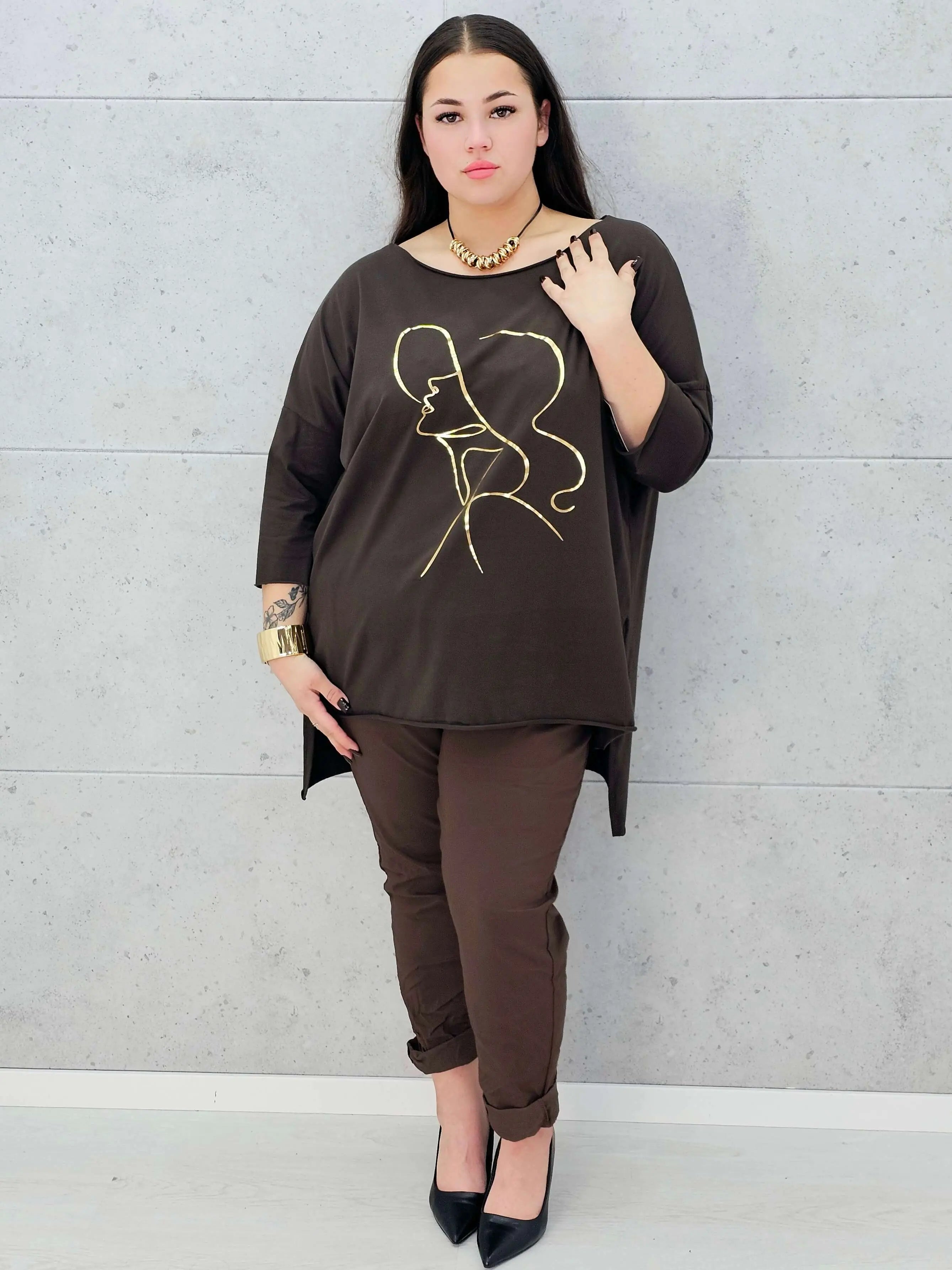 Bluzka plus size z nadrukiem kobiety w kapeluszu – modna propozycja dla kobiet XXL Stylowa XL