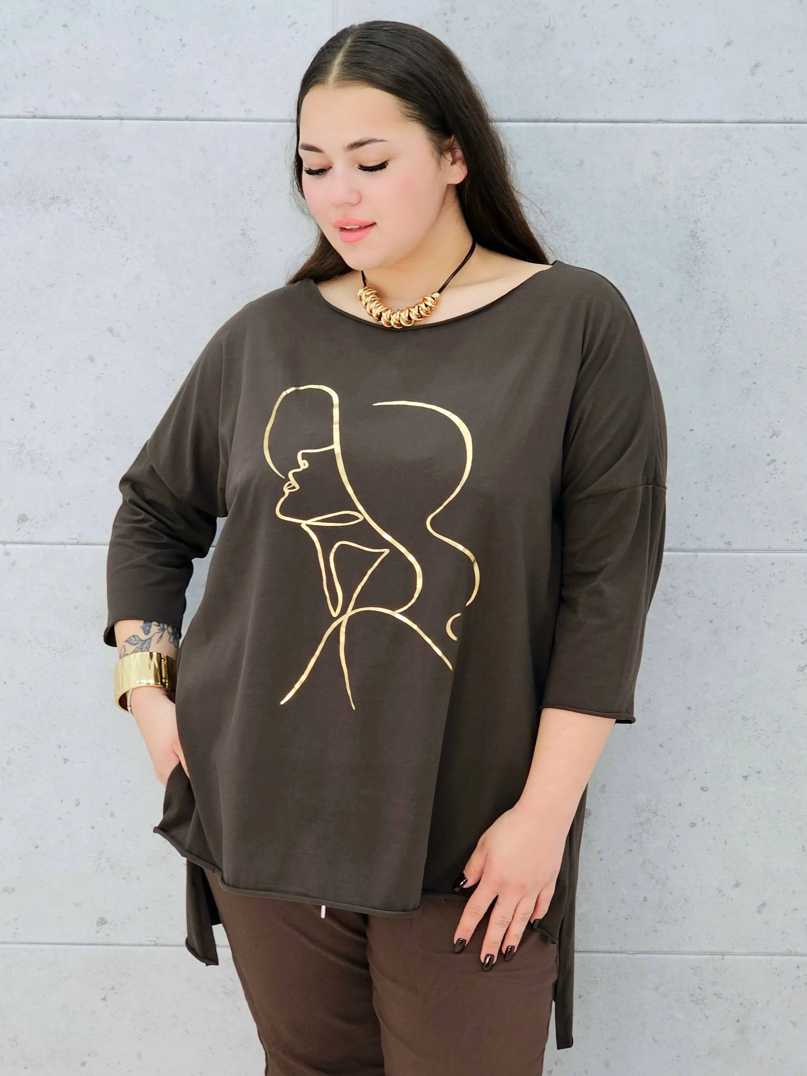 Bluzka plus size z nadrukiem kobiety w kapeluszu – modna propozycja dla kobiet XXL Stylowa XL