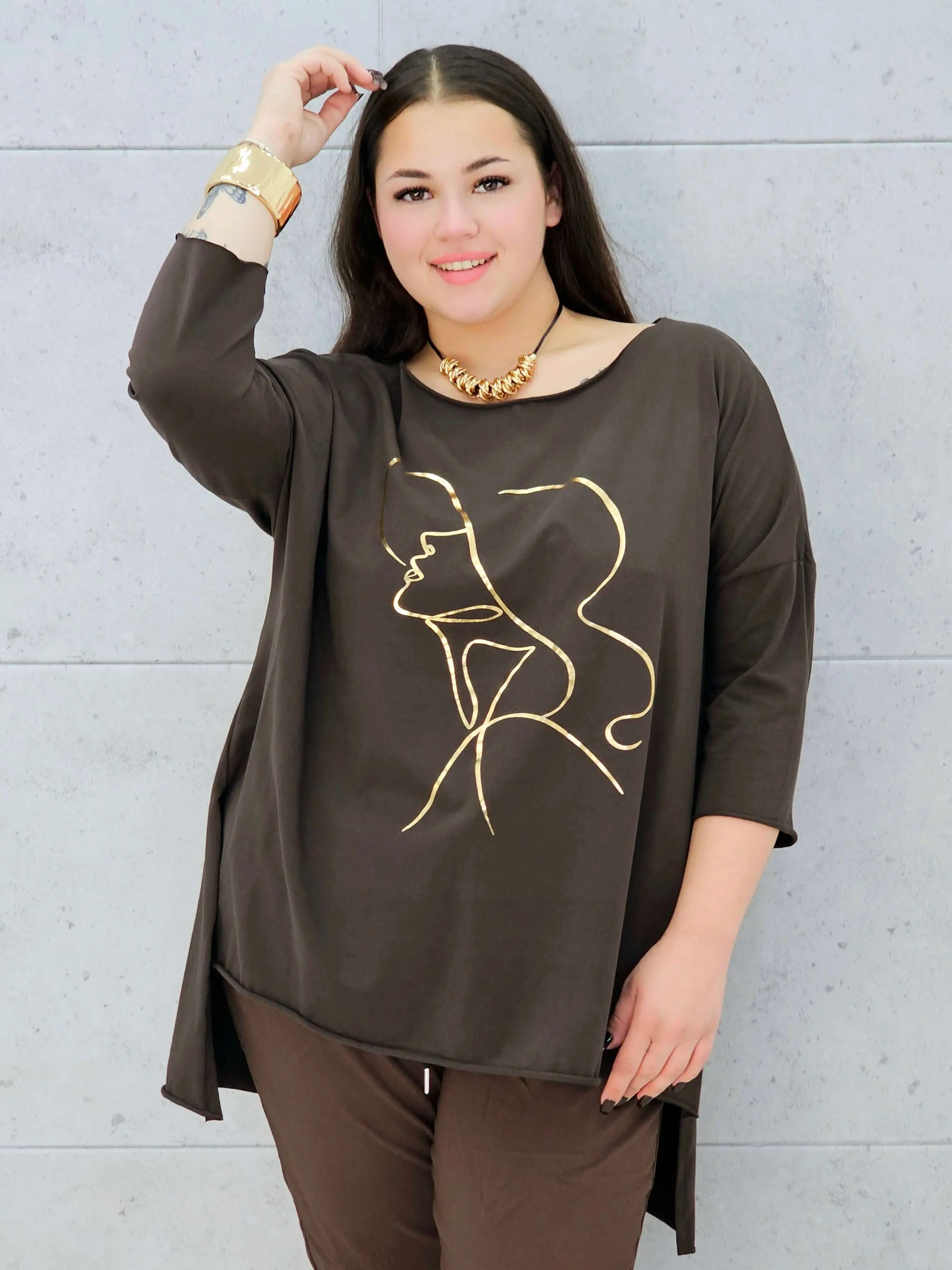 Bluzka plus size z nadrukiem kobiety w kapeluszu – modna propozycja dla kobiet XXL Stylowa XL