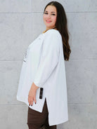 Bluzka plus size z nadrukiem twarzy – modna i stylowa propozycja na co dzień i spotkania Stylowa XL