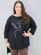 Bluzka plus size z nadrukiem twarzy – modna i stylowa propozycja na co dzień i spotkania Stylowa XL