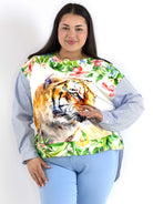 Bluzka plus size z nadrukiem tygrysa i kwiatowym motywem – modna i wyjątkowa propozycja Stylowa XL