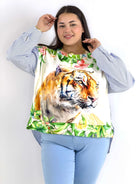 Bluzka plus size z nadrukiem tygrysa i kwiatowym motywem – modna i wyjątkowa propozycja Stylowa XL