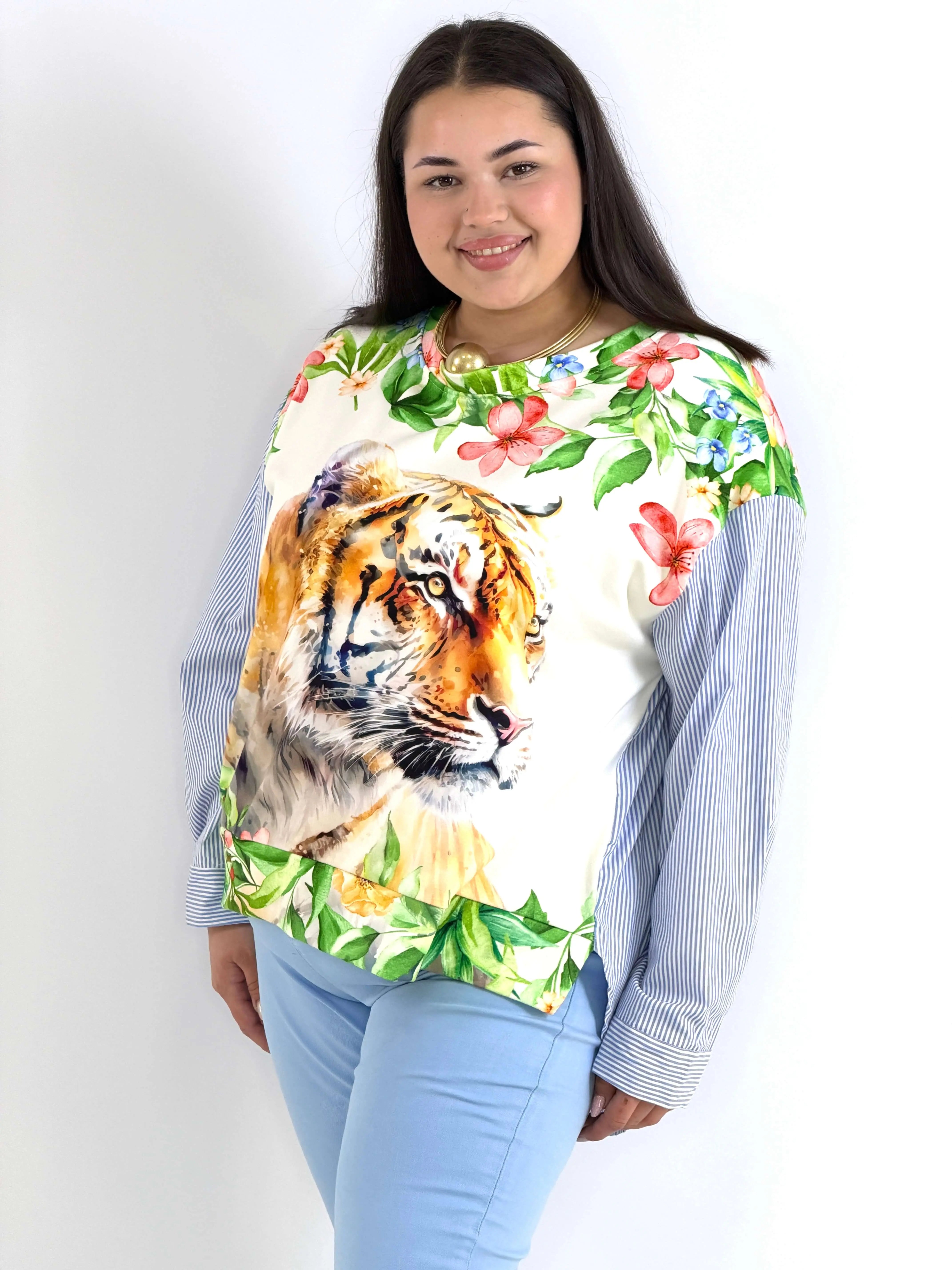 Bluzka plus size z nadrukiem tygrysa i kwiatowym motywem – modna i wyjątkowa propozycja Stylowa XL