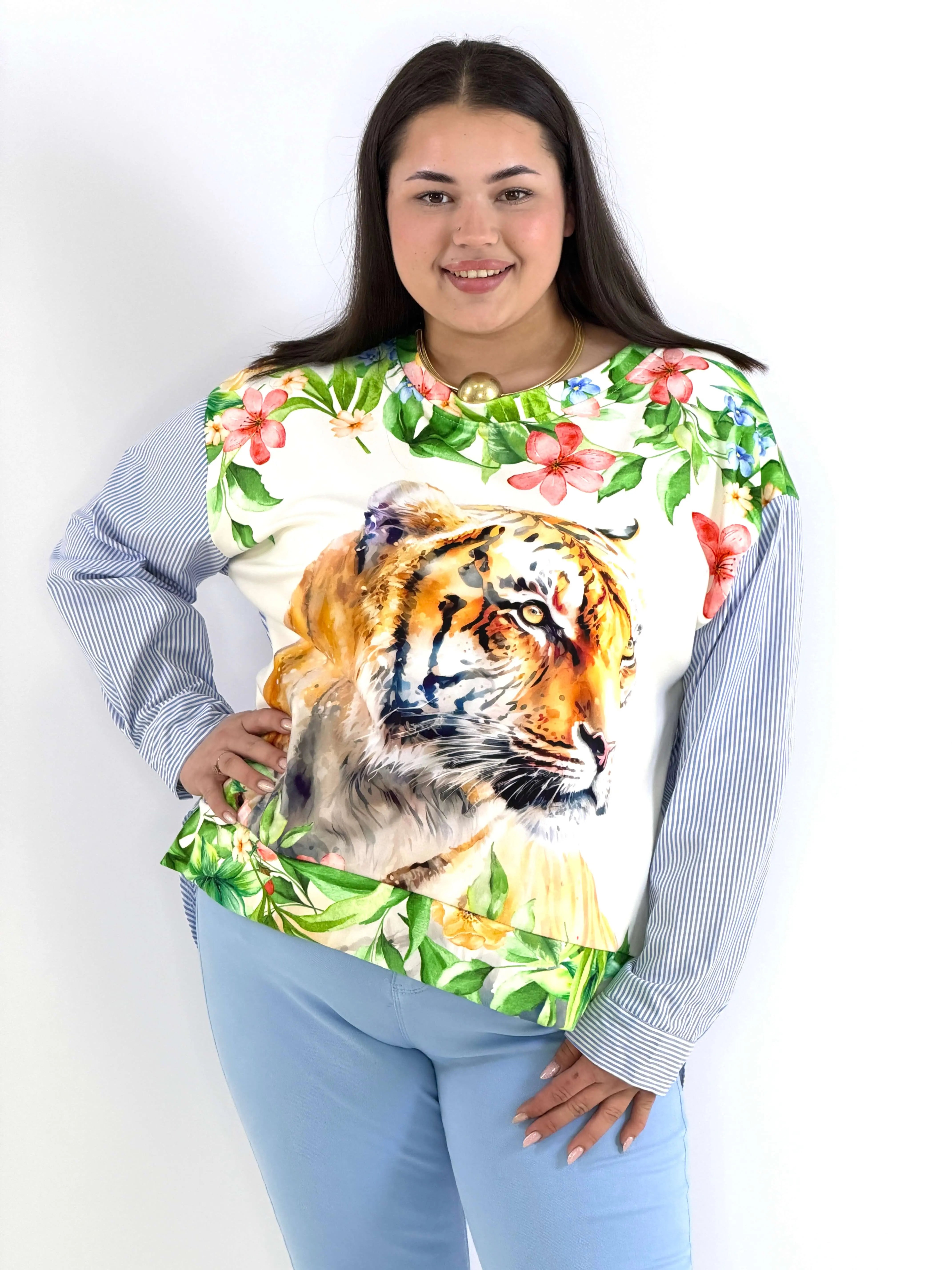 Bluzka plus size z nadrukiem tygrysa i kwiatowym motywem – modna i wyjątkowa propozycja Stylowa XL