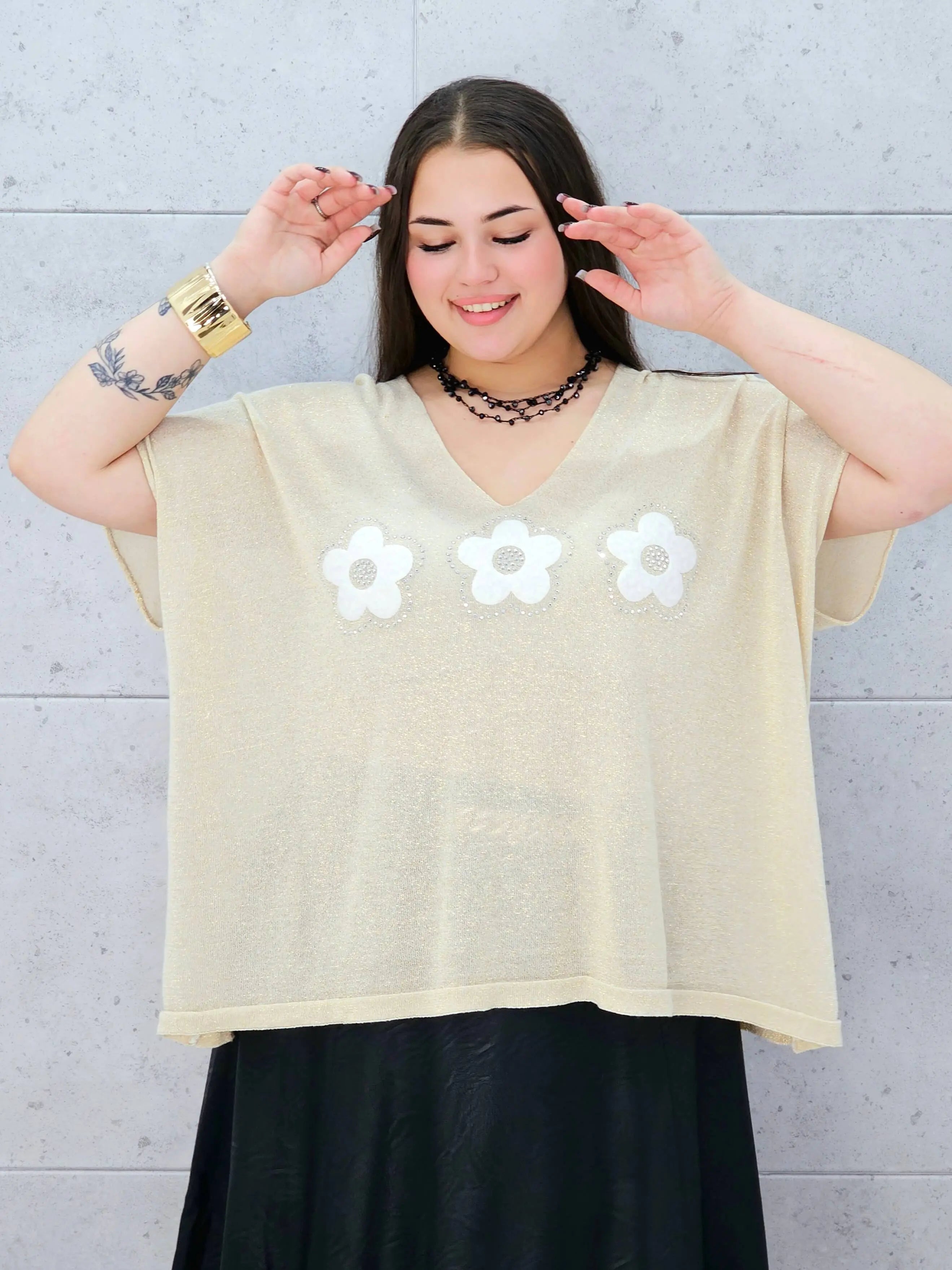 Bluzka plus size z połyskiem i aplikacją kwiatów – stylowa i lekka Stylowa XL Stylowa XL