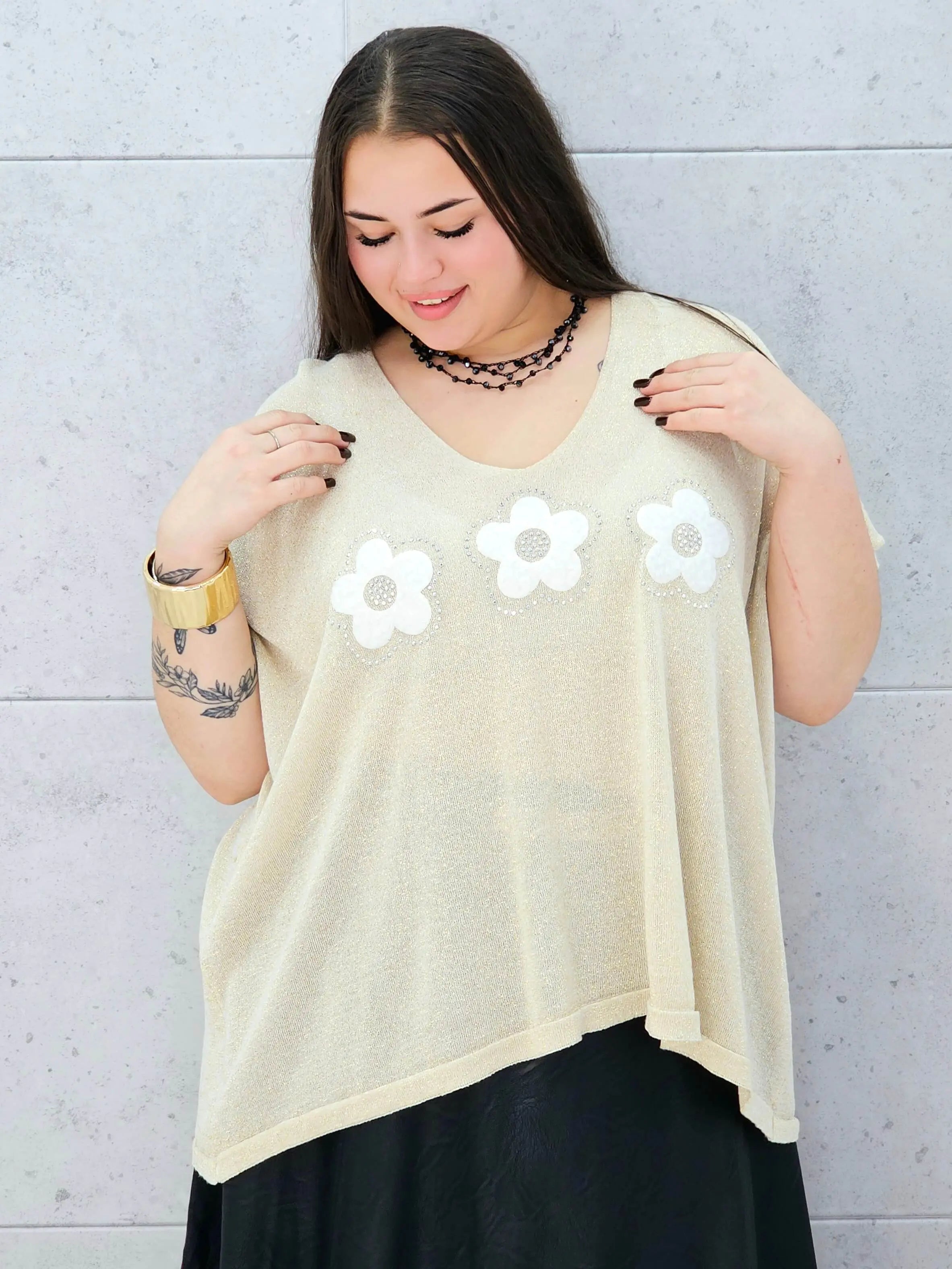 Bluzka plus size z połyskiem i aplikacją kwiatów – stylowa i lekka Stylowa XL Stylowa XL