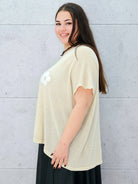 Bluzka plus size z połyskiem i aplikacją kwiatów – stylowa i lekka Stylowa XL Stylowa XL