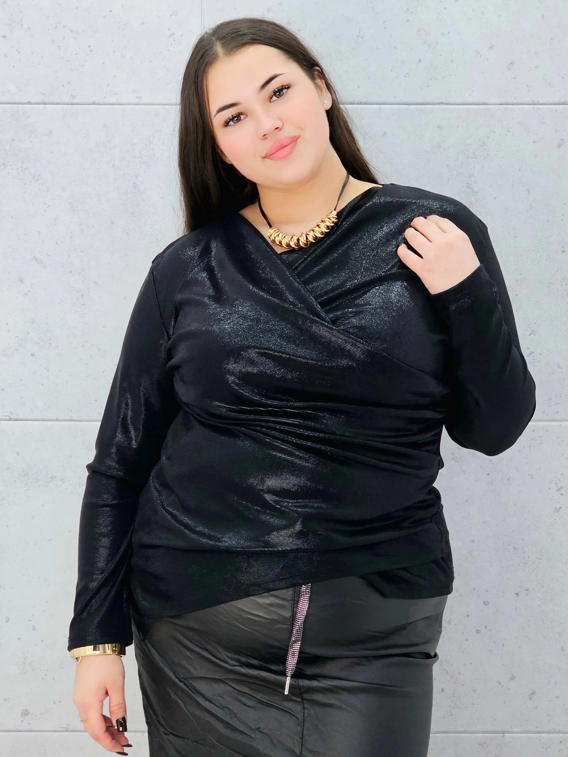 Bluzka plus size z połyskiem i kopertowym marszczeniem – elegancka i kobieca Stylowa XL Stylowa XL