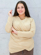 Bluzka plus size z połyskiem i kopertowym marszczeniem – elegancka i kobieca Stylowa XL Stylowa XL