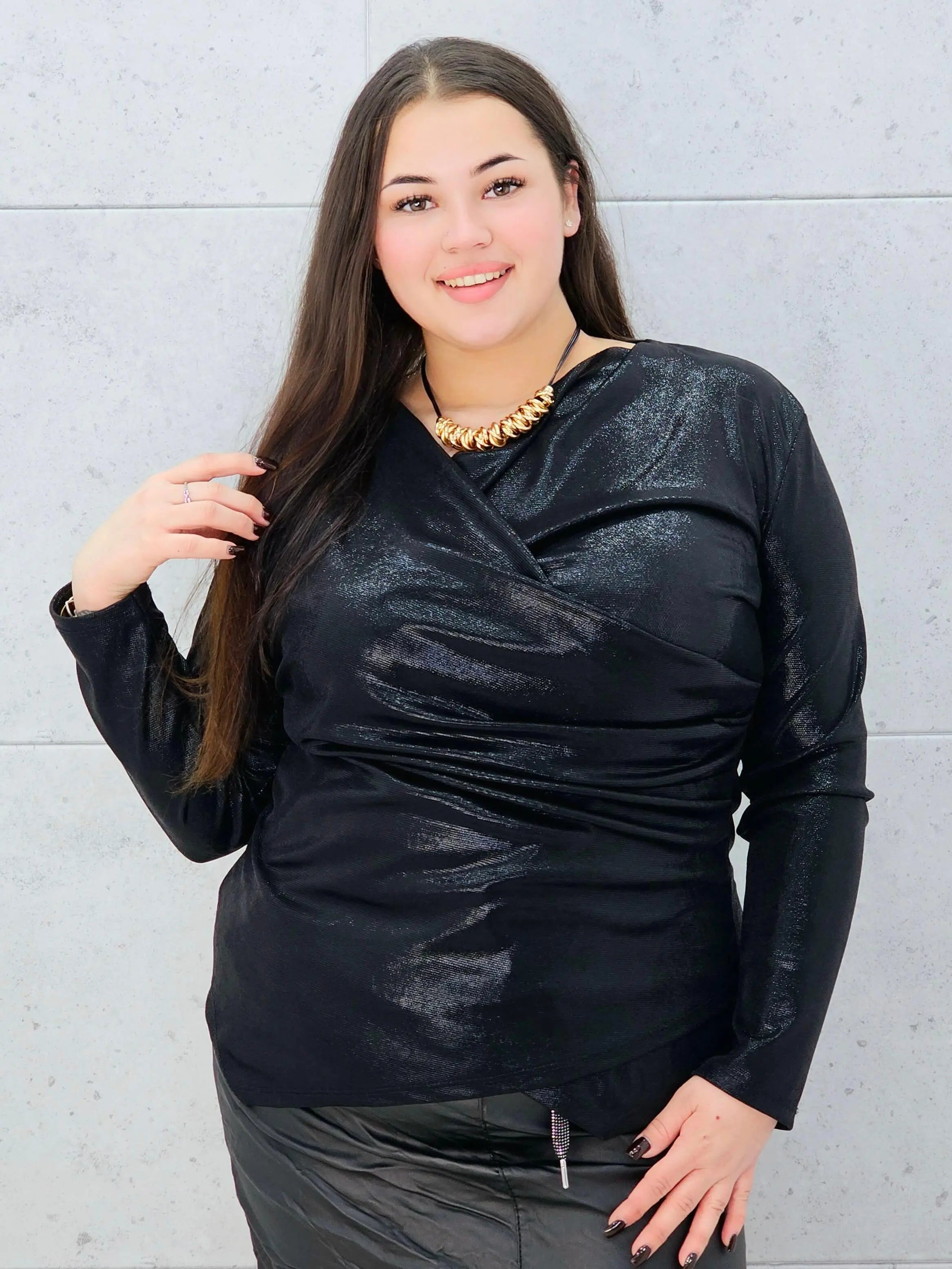 Bluzka plus size z połyskiem i kopertowym marszczeniem – elegancka i kobieca Stylowa XL Stylowa XL