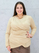 Bluzka plus size z połyskiem i kopertowym marszczeniem – elegancka i kobieca Stylowa XL Stylowa XL