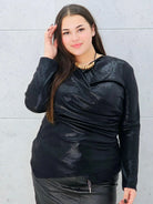 Bluzka plus size z połyskiem i kopertowym marszczeniem – elegancka i kobieca Stylowa XL Stylowa XL