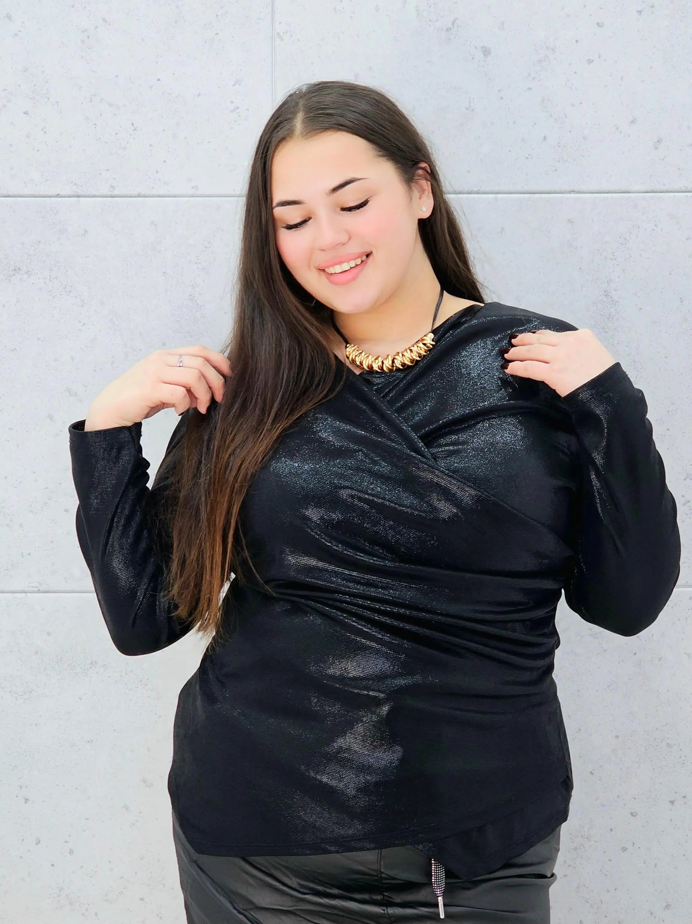 Bluzka plus size z połyskiem i kopertowym marszczeniem – elegancka i kobieca Stylowa XL Stylowa XL