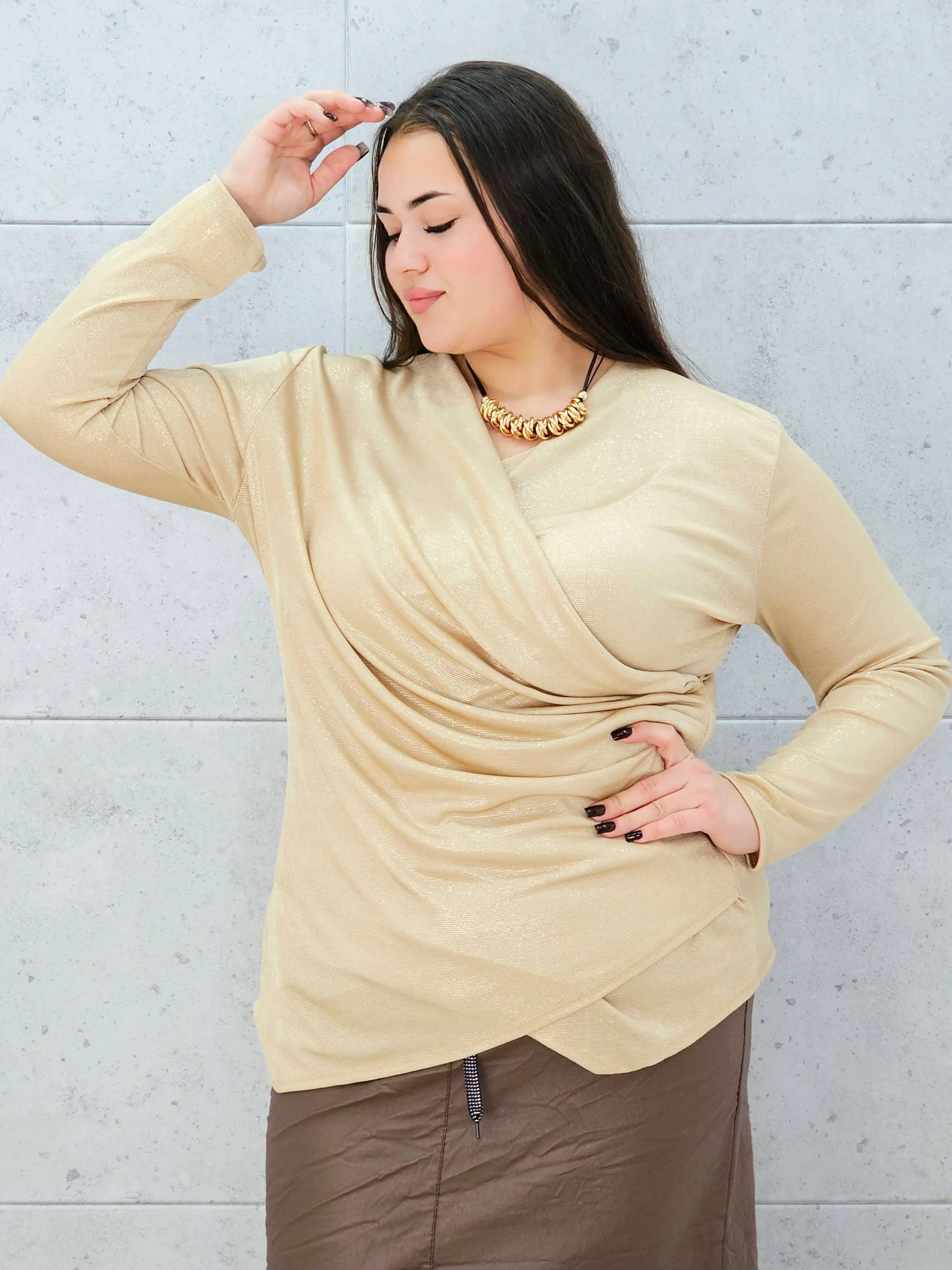 Bluzka plus size z połyskiem i kopertowym marszczeniem – elegancka i kobieca Stylowa XL Stylowa XL