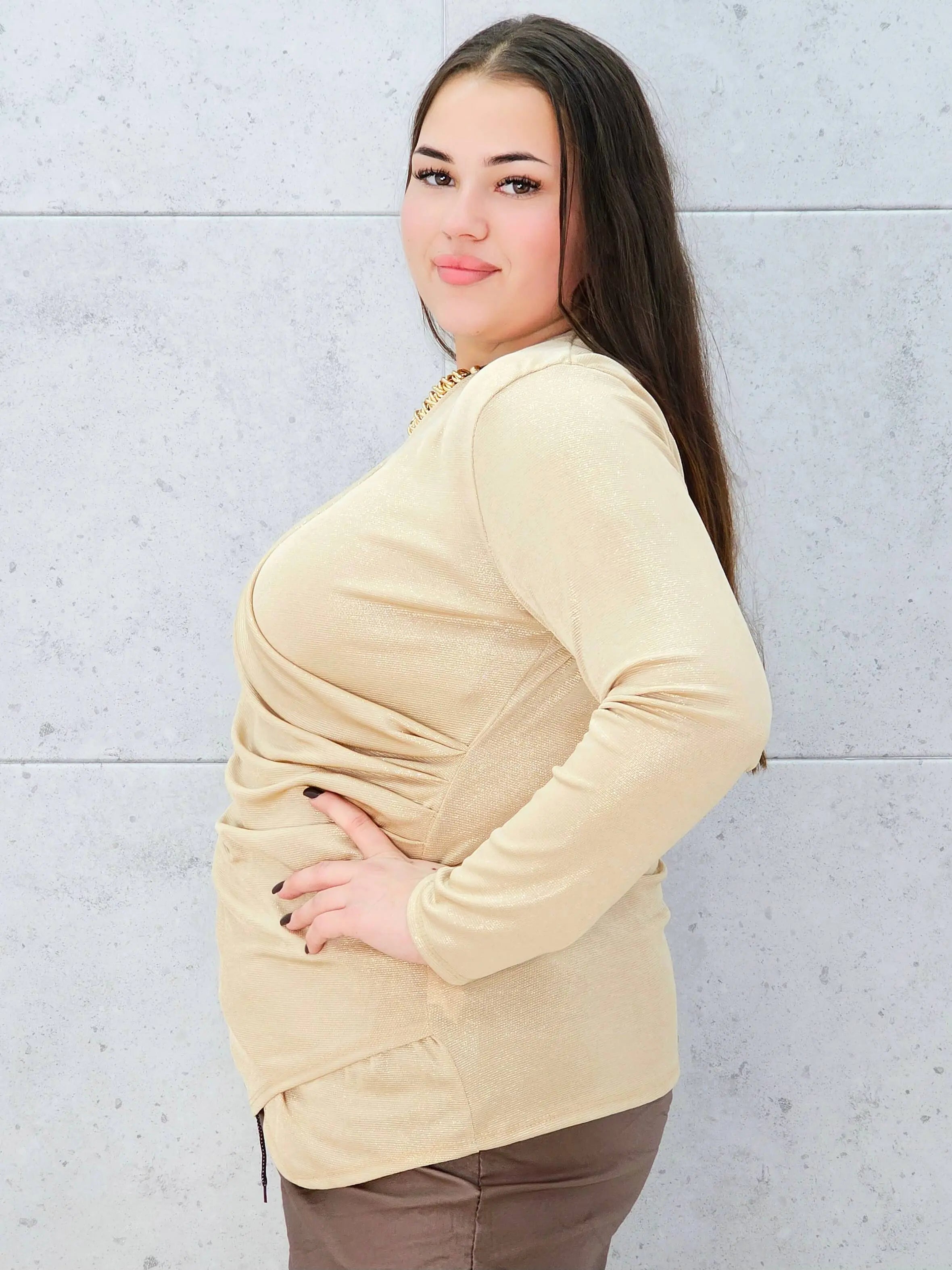 Bluzka plus size z połyskiem i kopertowym marszczeniem – elegancka i kobieca Stylowa XL Stylowa XL