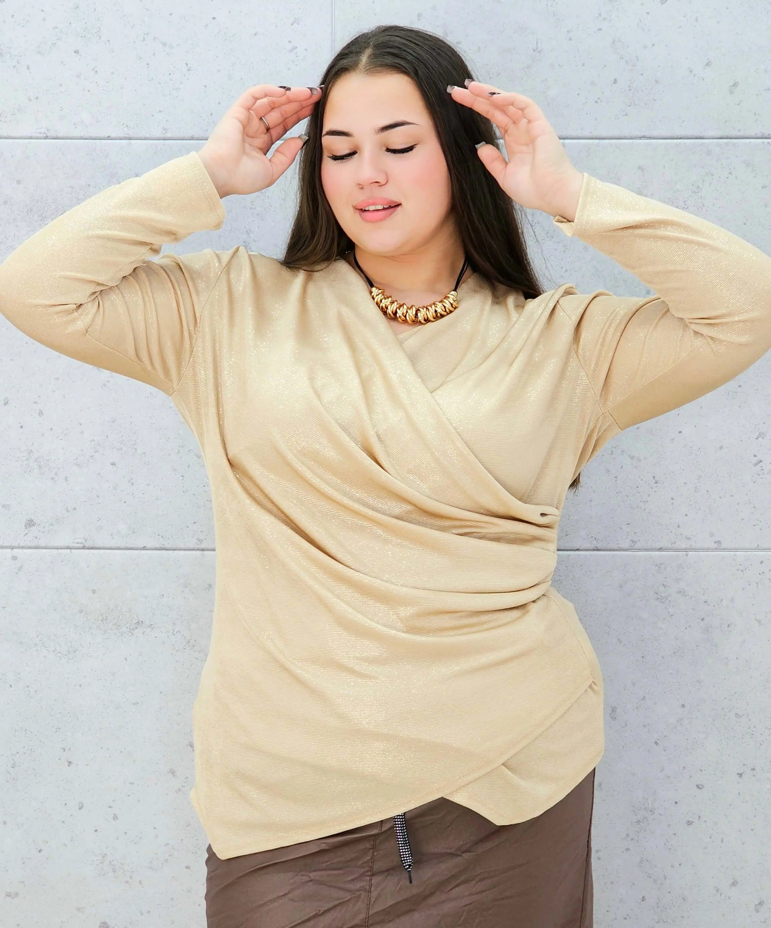 Bluzka plus size z połyskiem i kopertowym marszczeniem – elegancka i kobieca Stylowa XL Stylowa XL