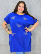 Bluzka plus size z połyskującymi motylami – elegancja i wygoda w jednym Stylowa XL