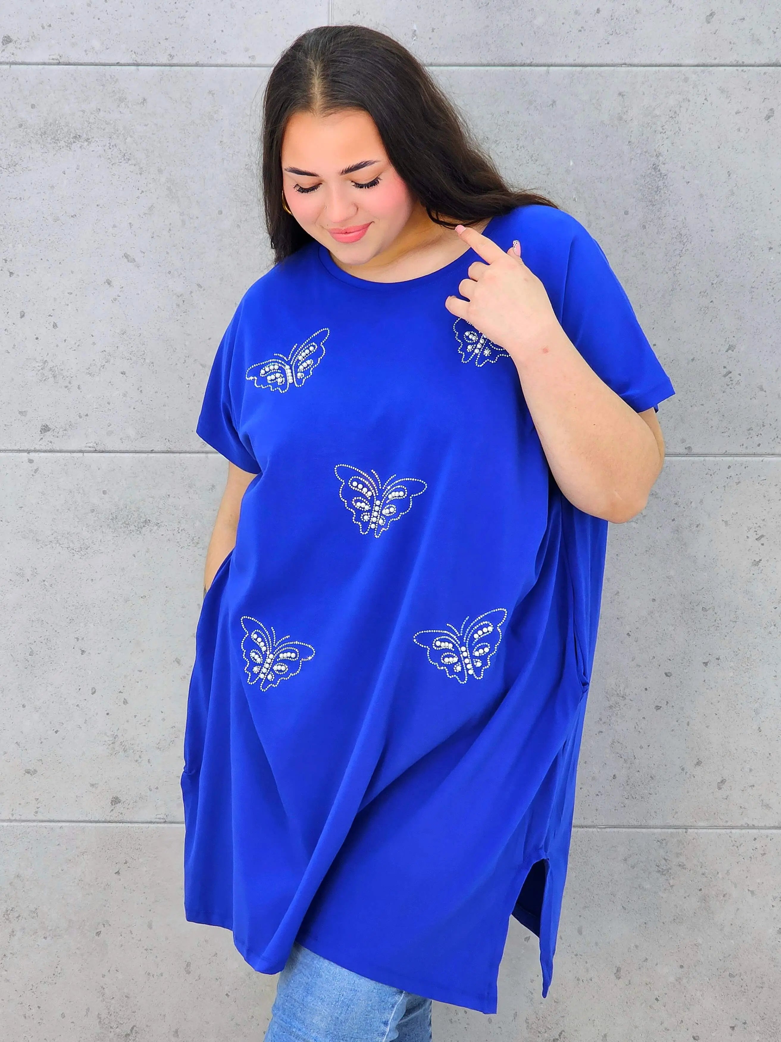 Bluzka plus size z połyskującymi motylami – elegancja i wygoda w jednym Stylowa XL
