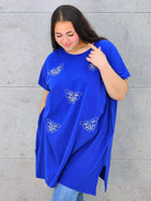 Bluzka plus size z połyskującymi motylami – elegancja i wygoda w jednym Stylowa XL