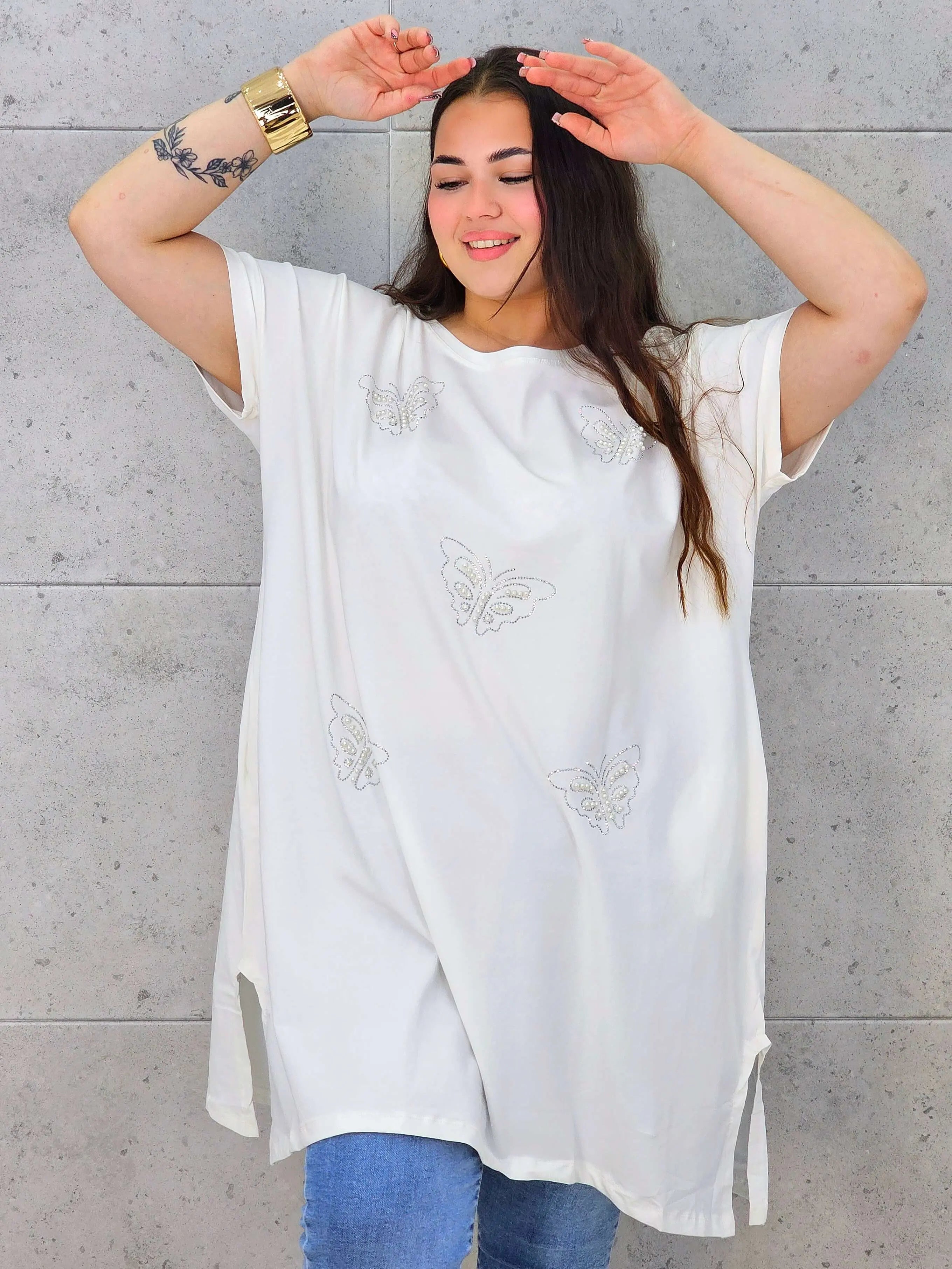 Bluzka plus size z połyskującymi motylami – elegancja i wygoda w jednym Stylowa XL