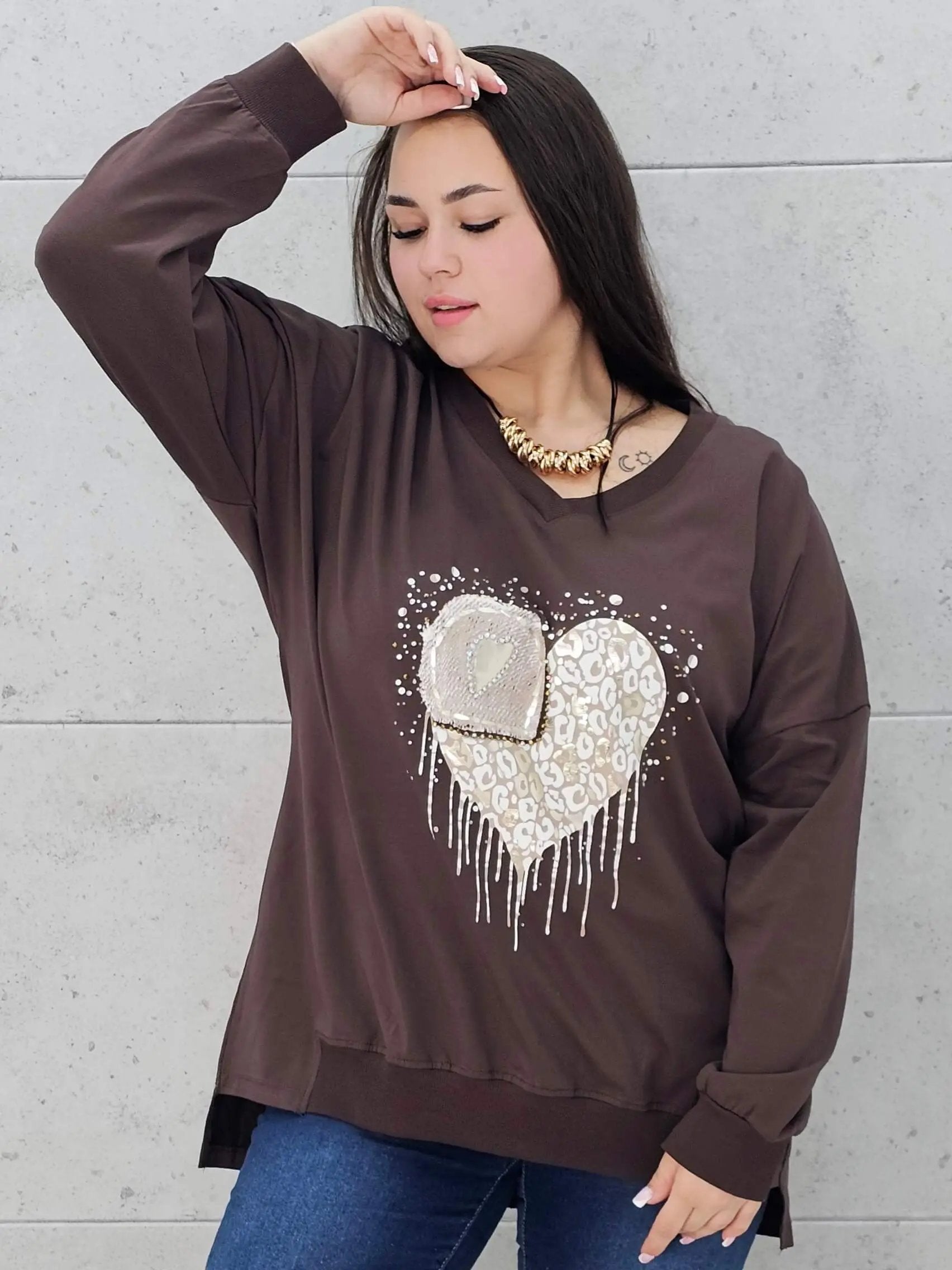 Bluzka plus size z sercem i cekinami – modny look XXL Stylowa XL