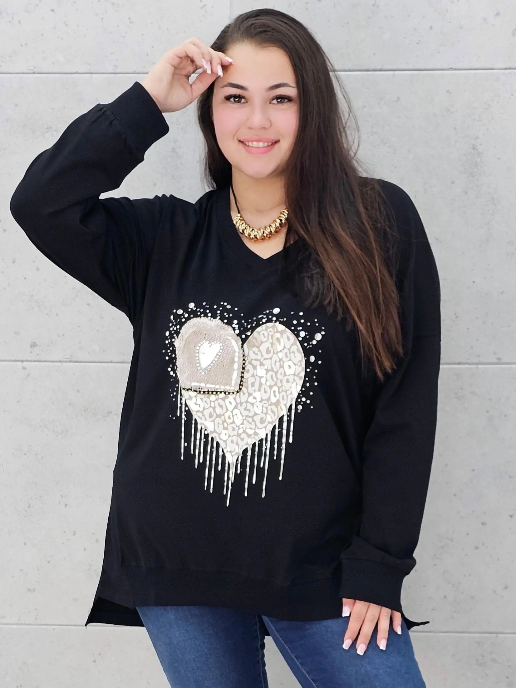 Bluzka plus size z sercem i cekinami – modny look XXL Stylowa XL